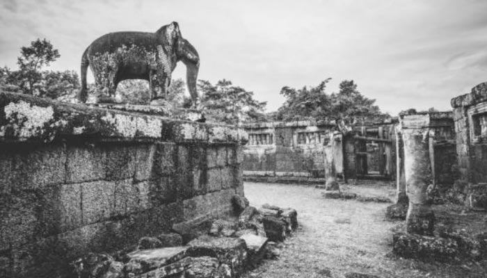 Angkor Wat é um templo situado 5,5 km a norte da cidade de Siem Reap, na província homônima do Camboja