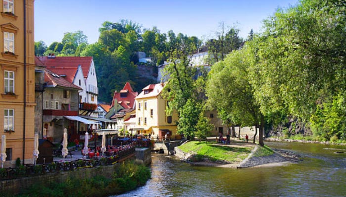 Rio famoso Český Krumlov é uma cidade no sul na República Checa