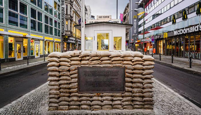 Checkpoint-Charlie