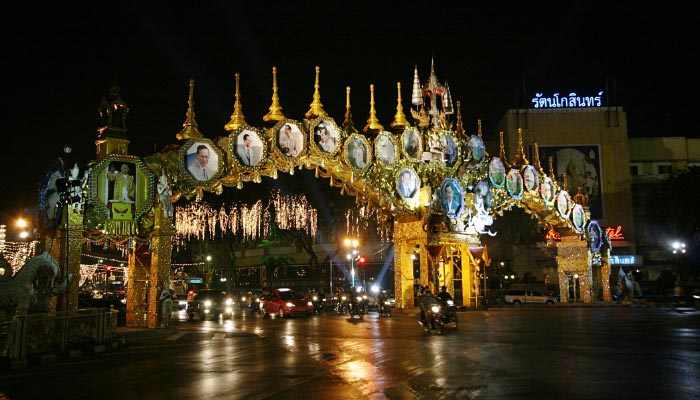 Feira-noturna-da-Rachadamnoen-Road