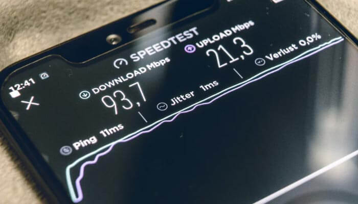 Celular mostrando um teste de velocidade da easysimforyou