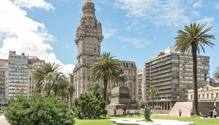 Plaza-Independencia-e-Palácio-Salvo