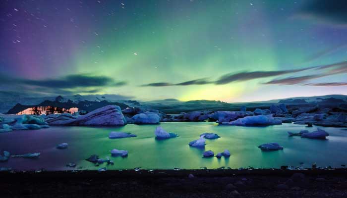 uma-bela-aurora-boreal-no-ártico