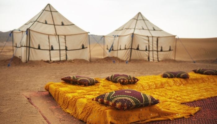 Dormir nas tendas no deserto do Marrocos