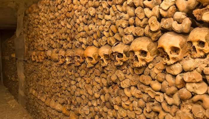 Crânios antigos sobrepostos formam a parede dAs Catacumbas da Via Ápia Antiga