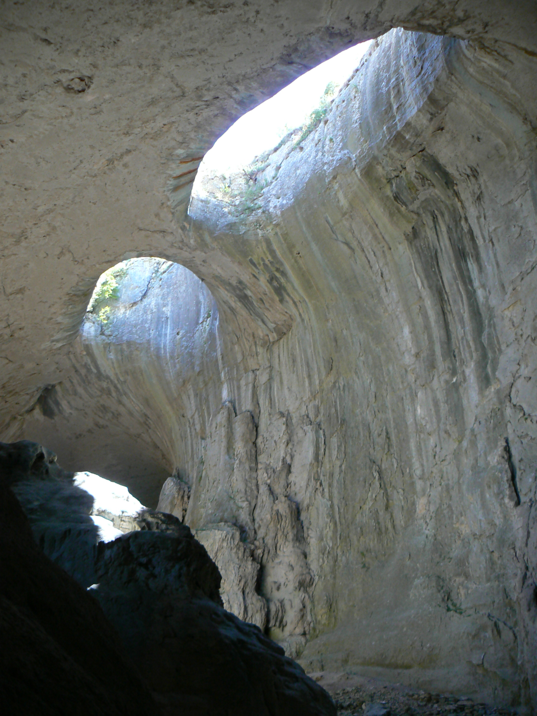 Interior da Gruta de Prohodna, com duas aberturas naturais no teto que deixam entrar a luz, conhecidas como Olhos de Deus