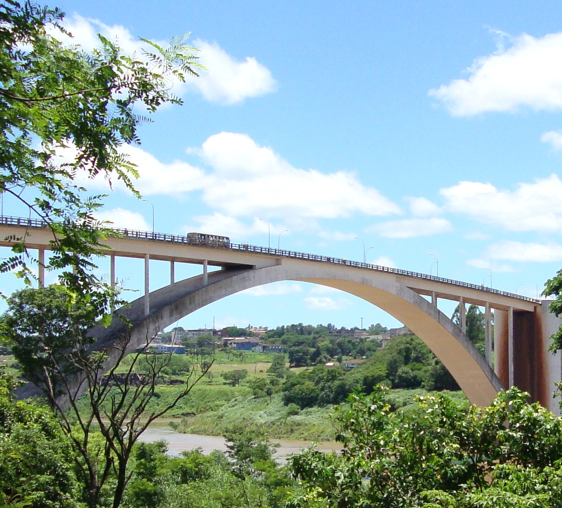 Ponte da Amizade entre o Brasil e o Paraguai, sobre o rio Paraná