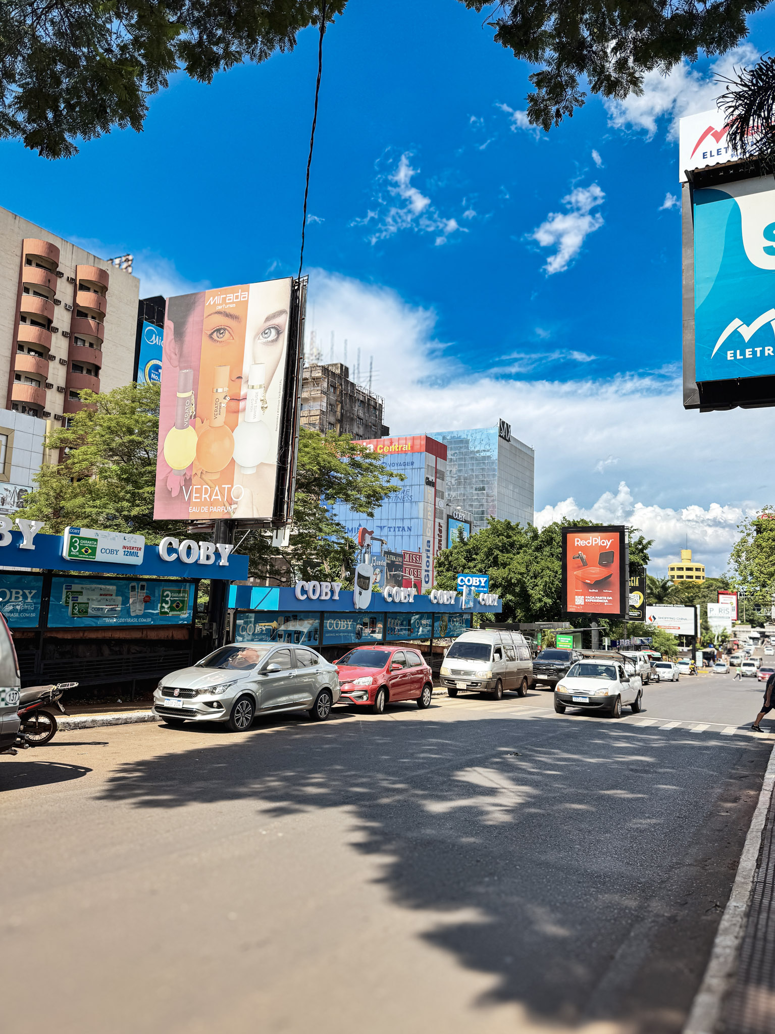 Rua comercial no microcentro de Ciudad del Este