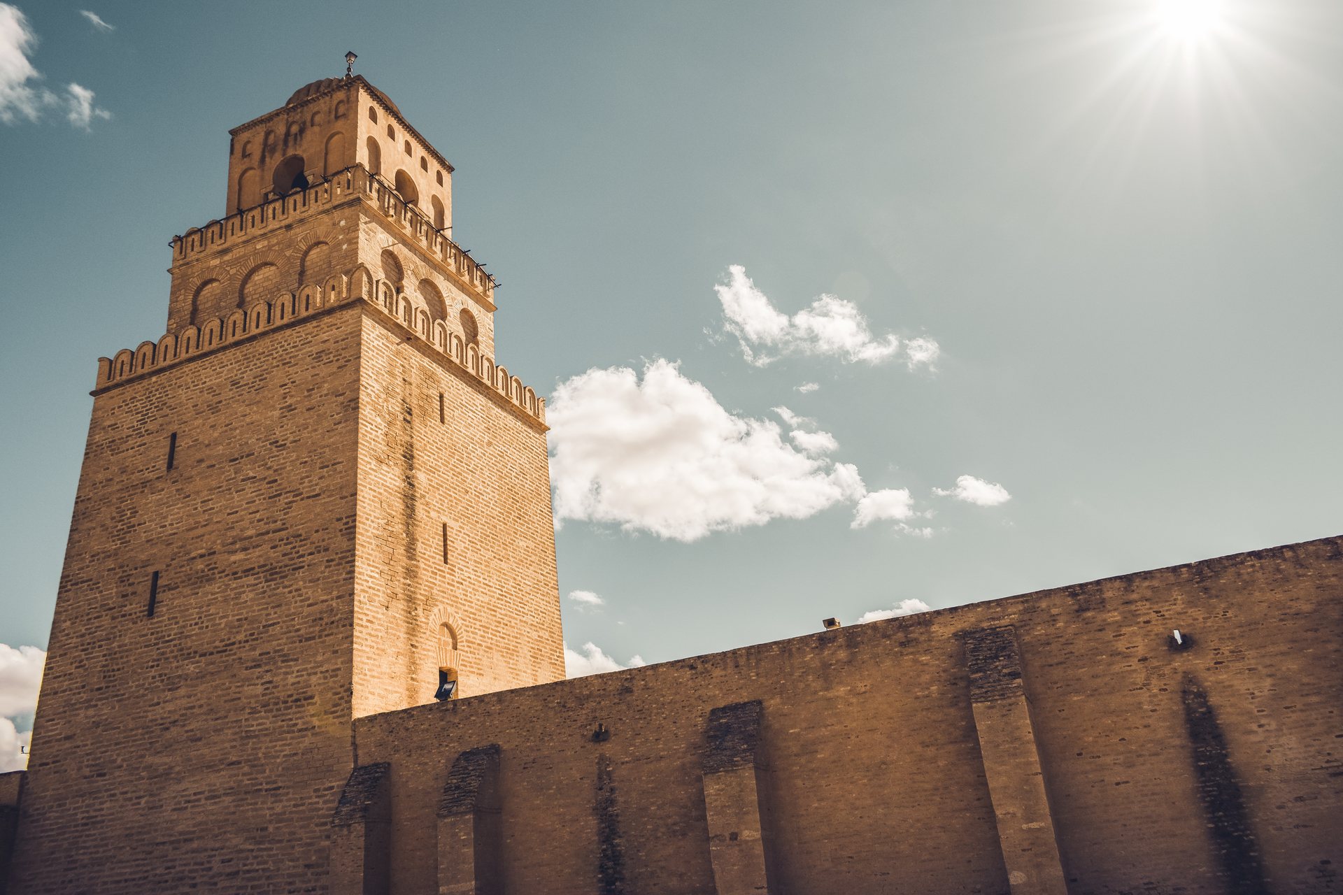 Minarete da Grande Mesquita de Kairouan visto do pátio
