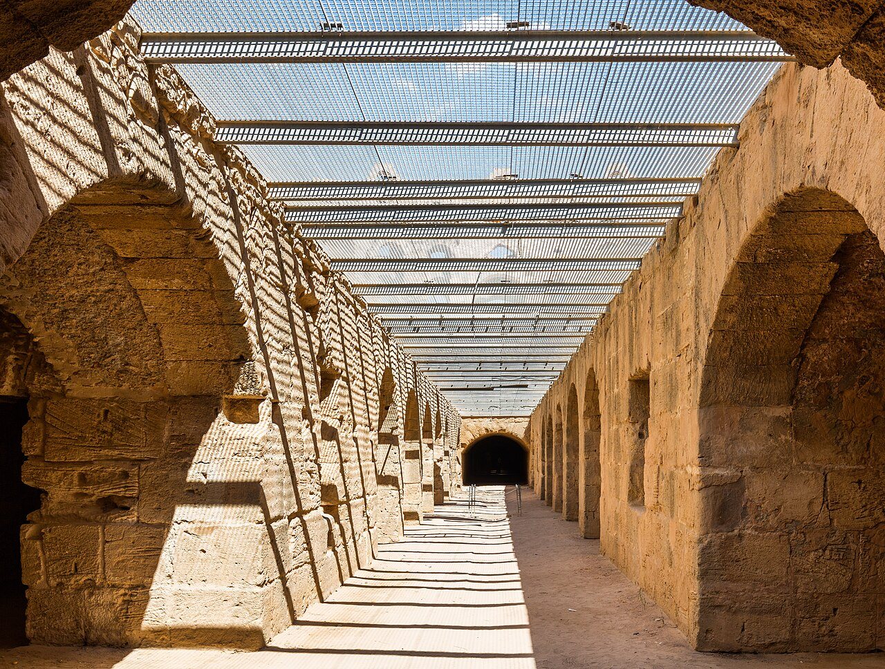 Galerias subterrâneas do anfiteatro de El Jem, por onde passavam gladiadores e animais