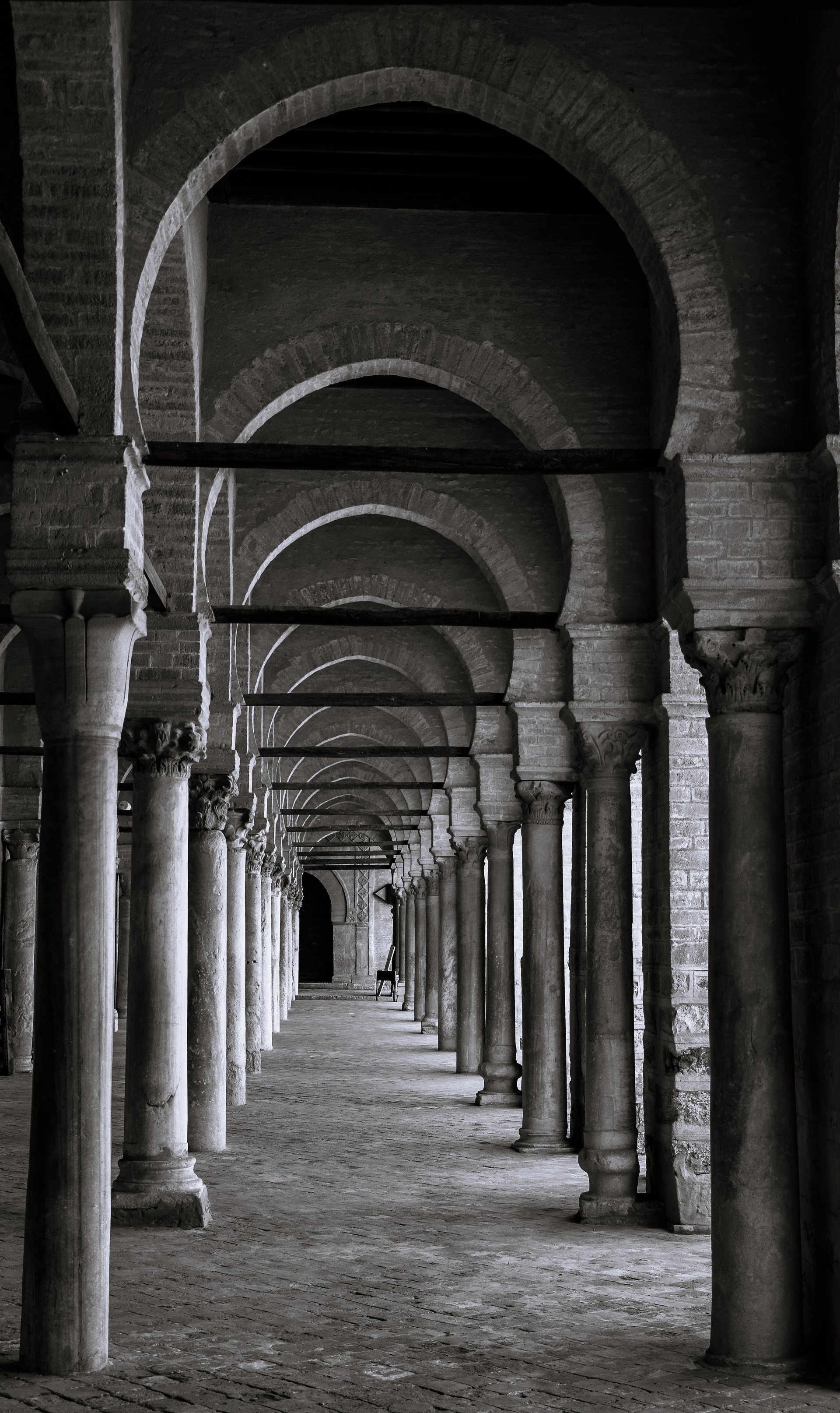 Arcadas da sala de oração da Grande Mesquita de Kairouan