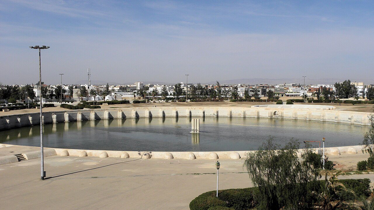 Bacia Aglábida de Kairouan, grande reservatório circular de água do século IX