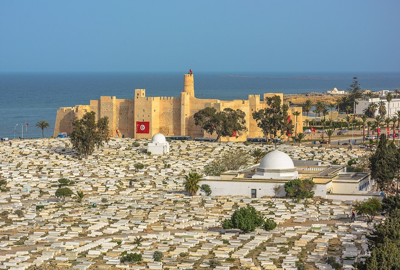 Ribat de Monastir à beira-mar, visto do alto, com o cemitério marinho em primeiro plano