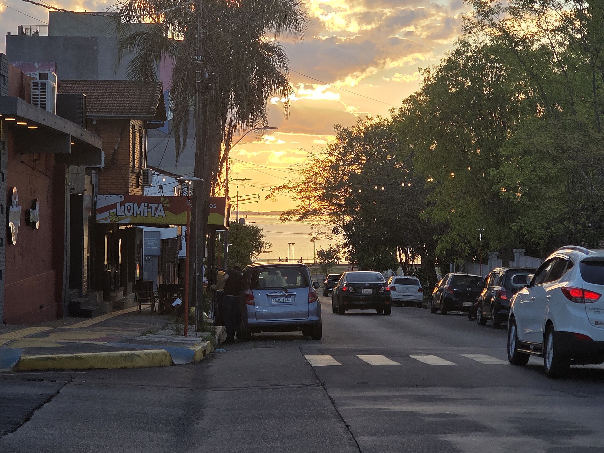 Pôr do sol na Avenida Costanera de Encarnación