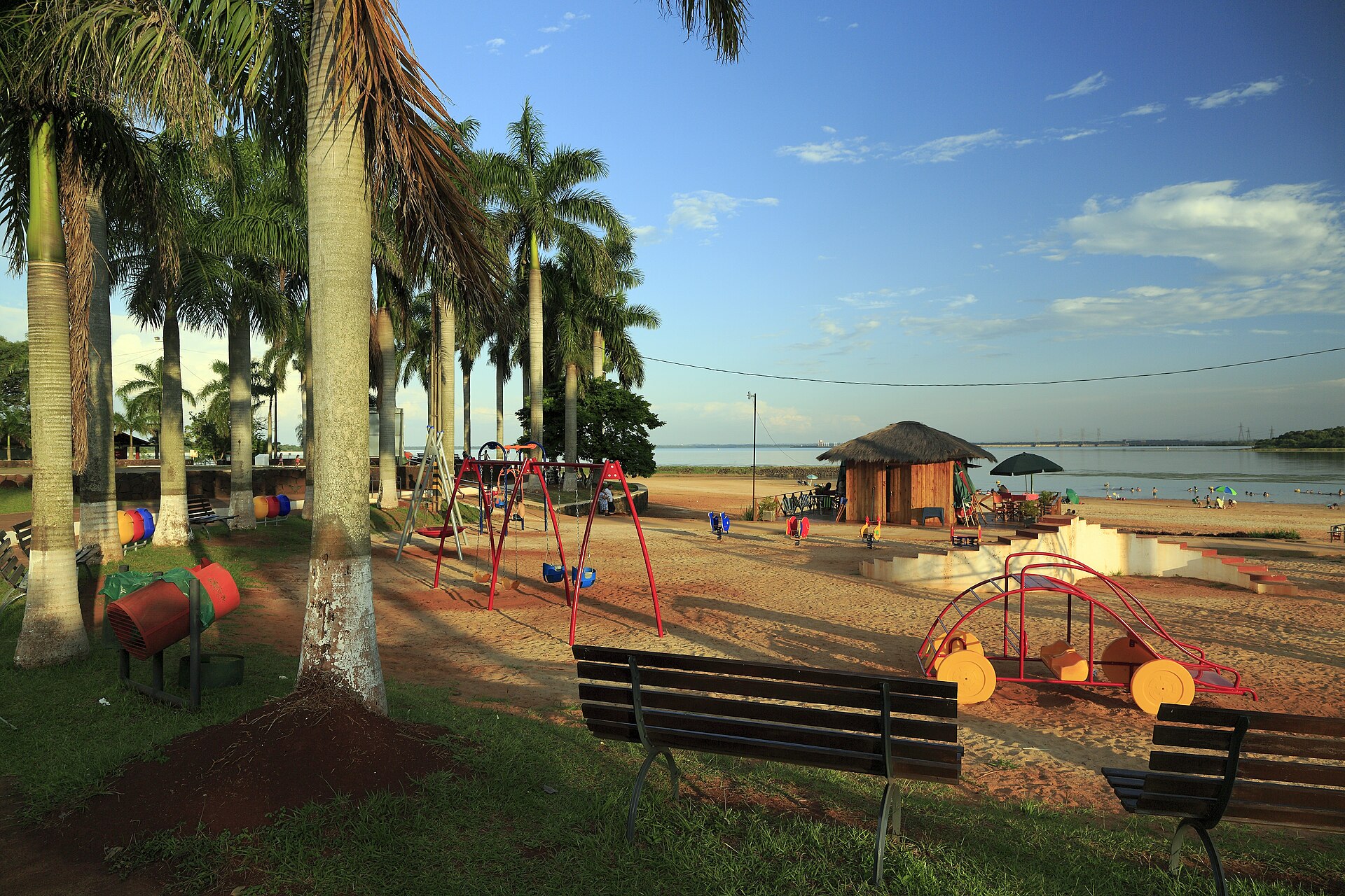 Praia e costanera de Hernandarias, à beira do rio Paraná