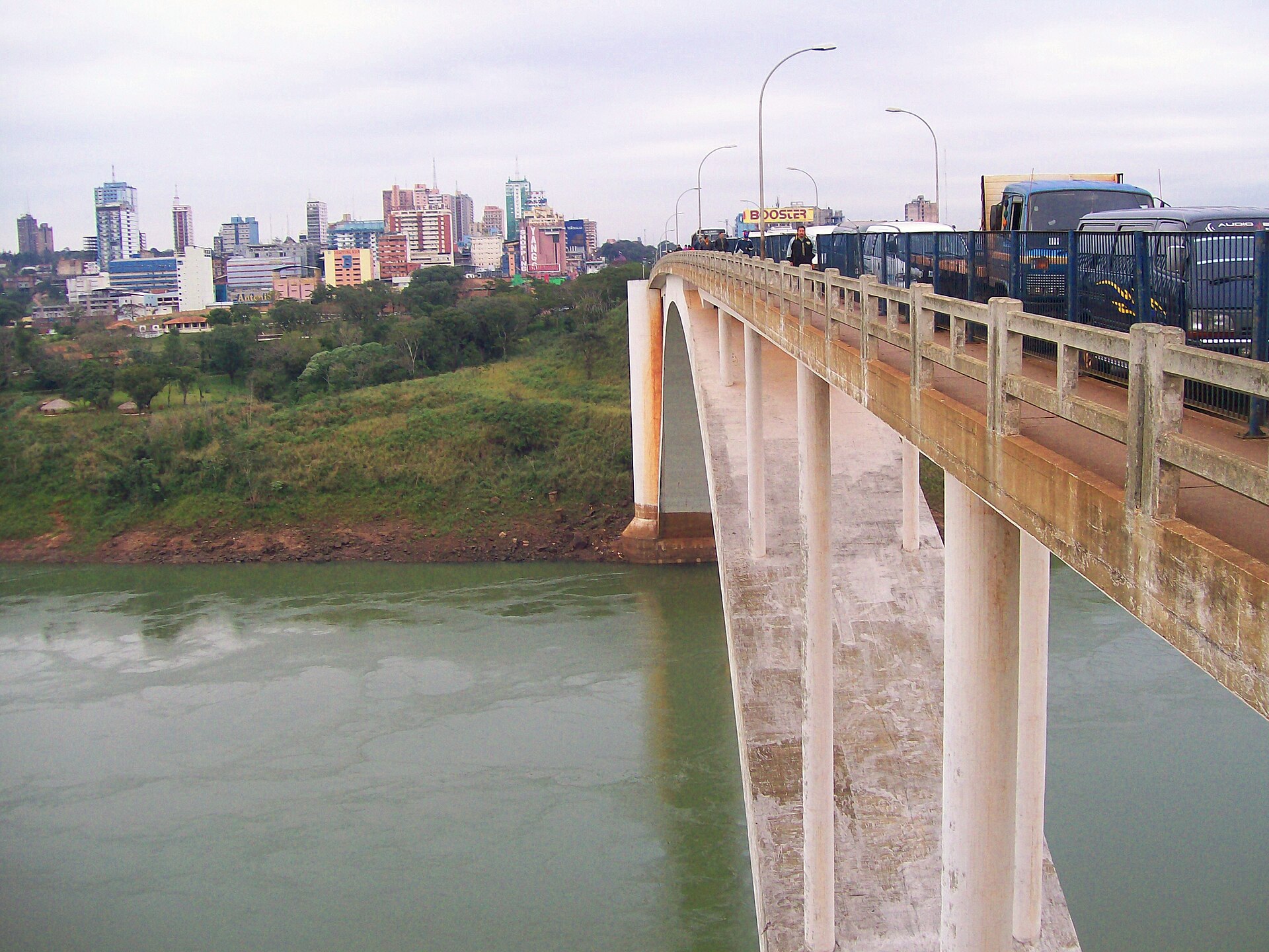 Ponte da Amizade sobre o rio Paraná, ligando Foz do Iguaçu a Ciudad del Este