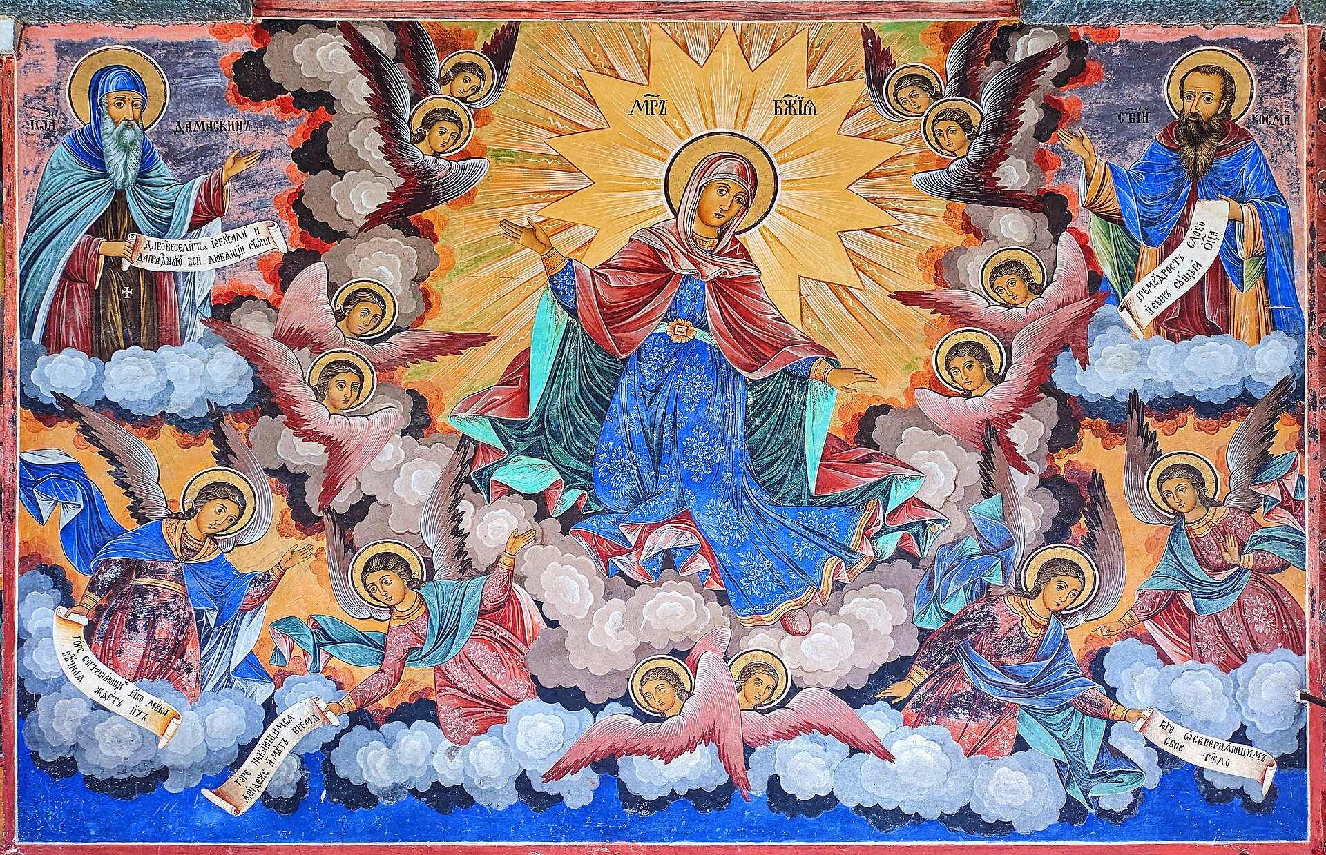 Afresco colorido de Nossa Senhora de braços abertos, cercada de anjos e santos sobre nuvens, com inscrições em cirílico