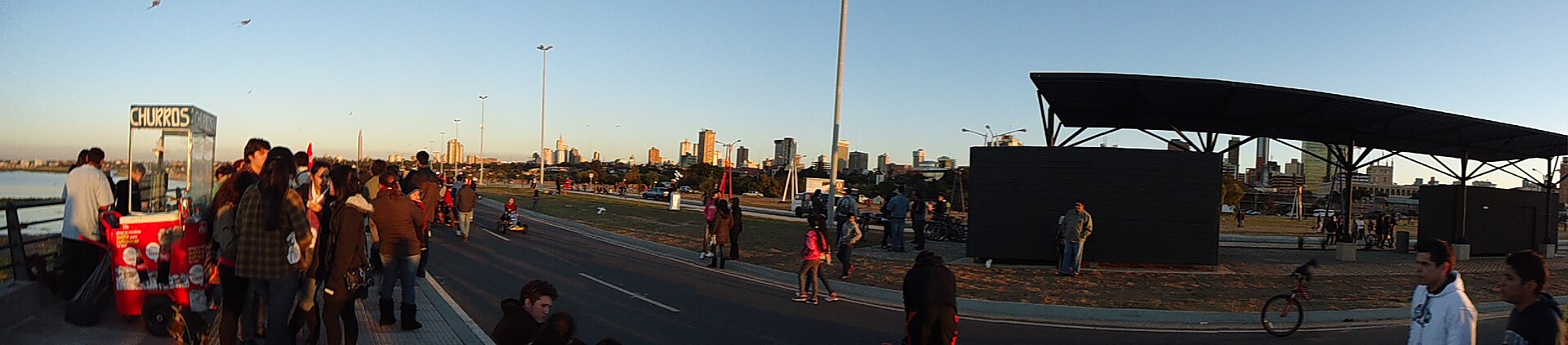 Panorama da Costanera de Assunção à beira do rio Paraguai