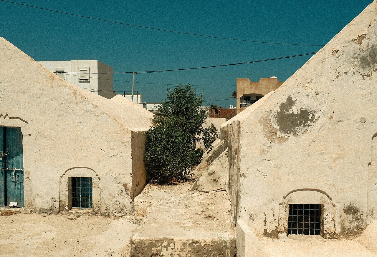 Oficinas tradicionais de tecelagem de paredes caiadas em Houmt Souk, Djerba