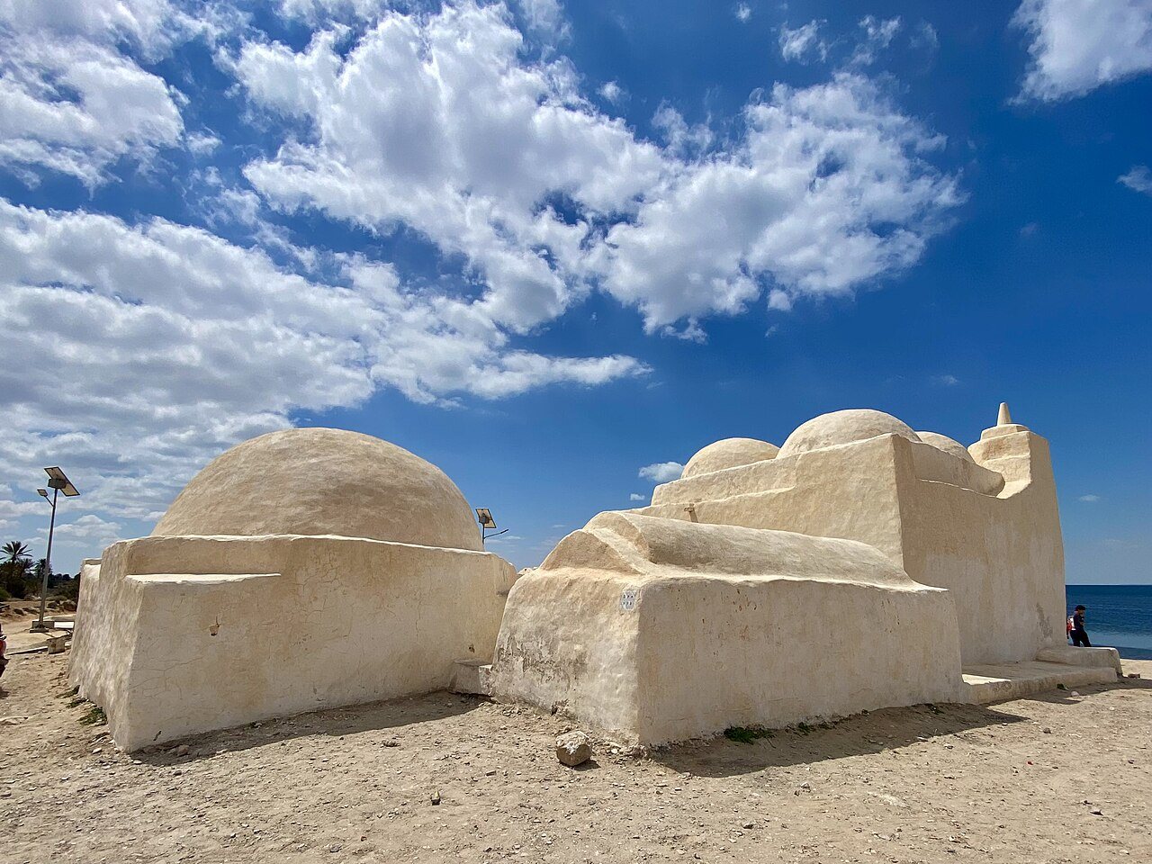 Mesquita de Sidi Yati, pequena mesquita branca à beira-mar em Djerba