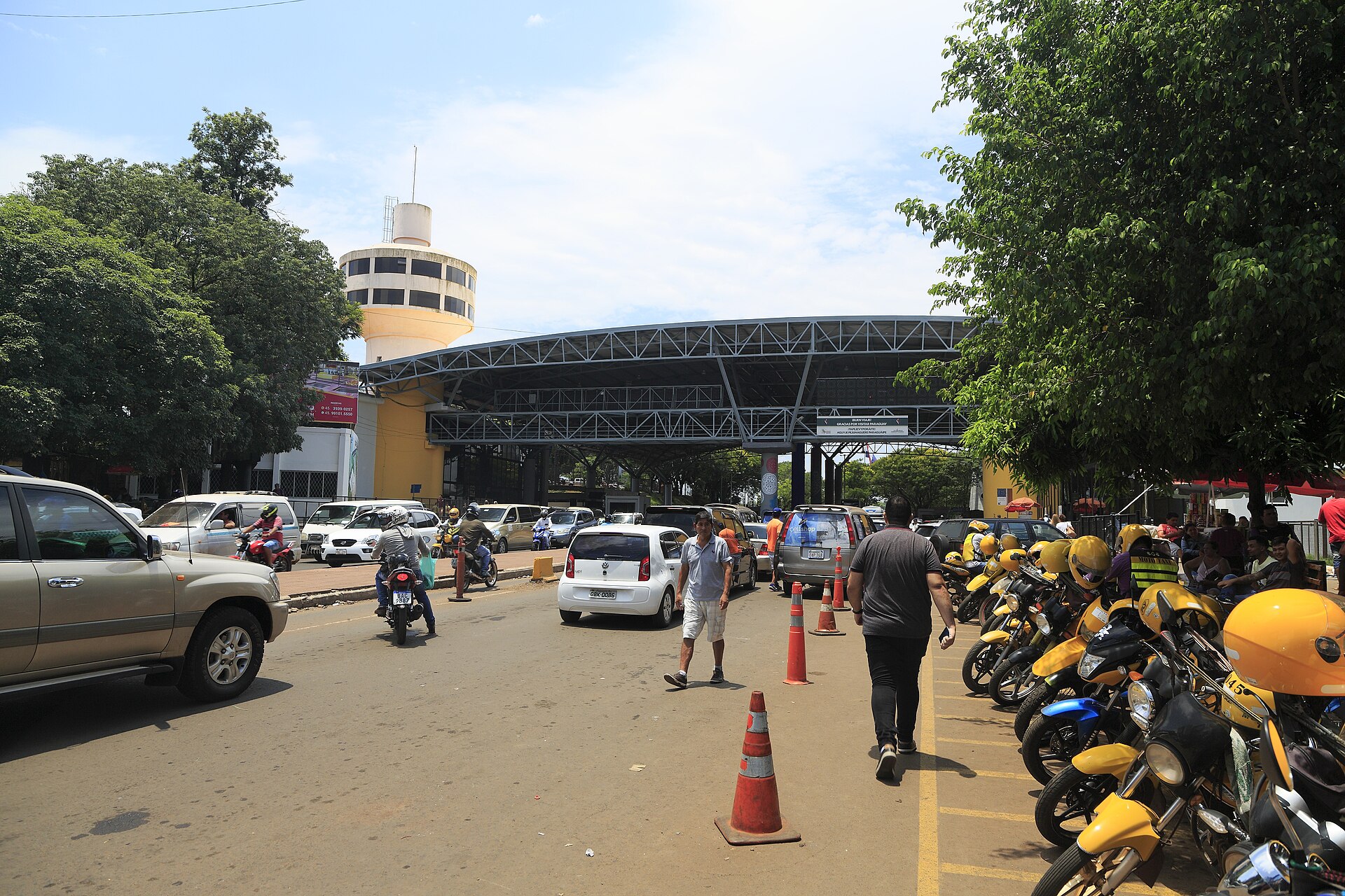 Posto de controle de fronteira na entrada de Ciudad del Este, vindo da Ponte da Amizade