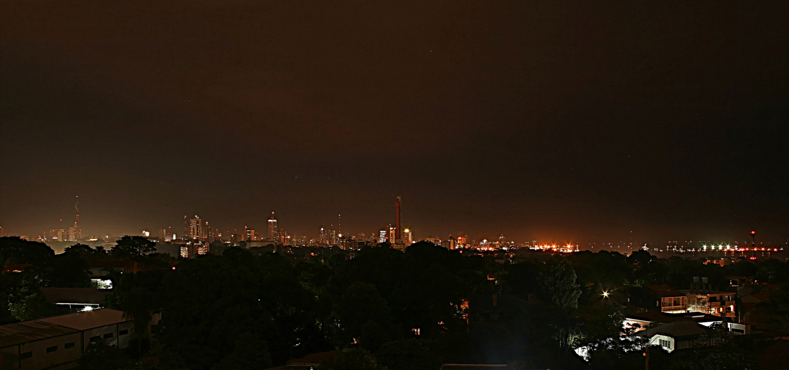 Vista noturna dos prédios do centro de Assunção