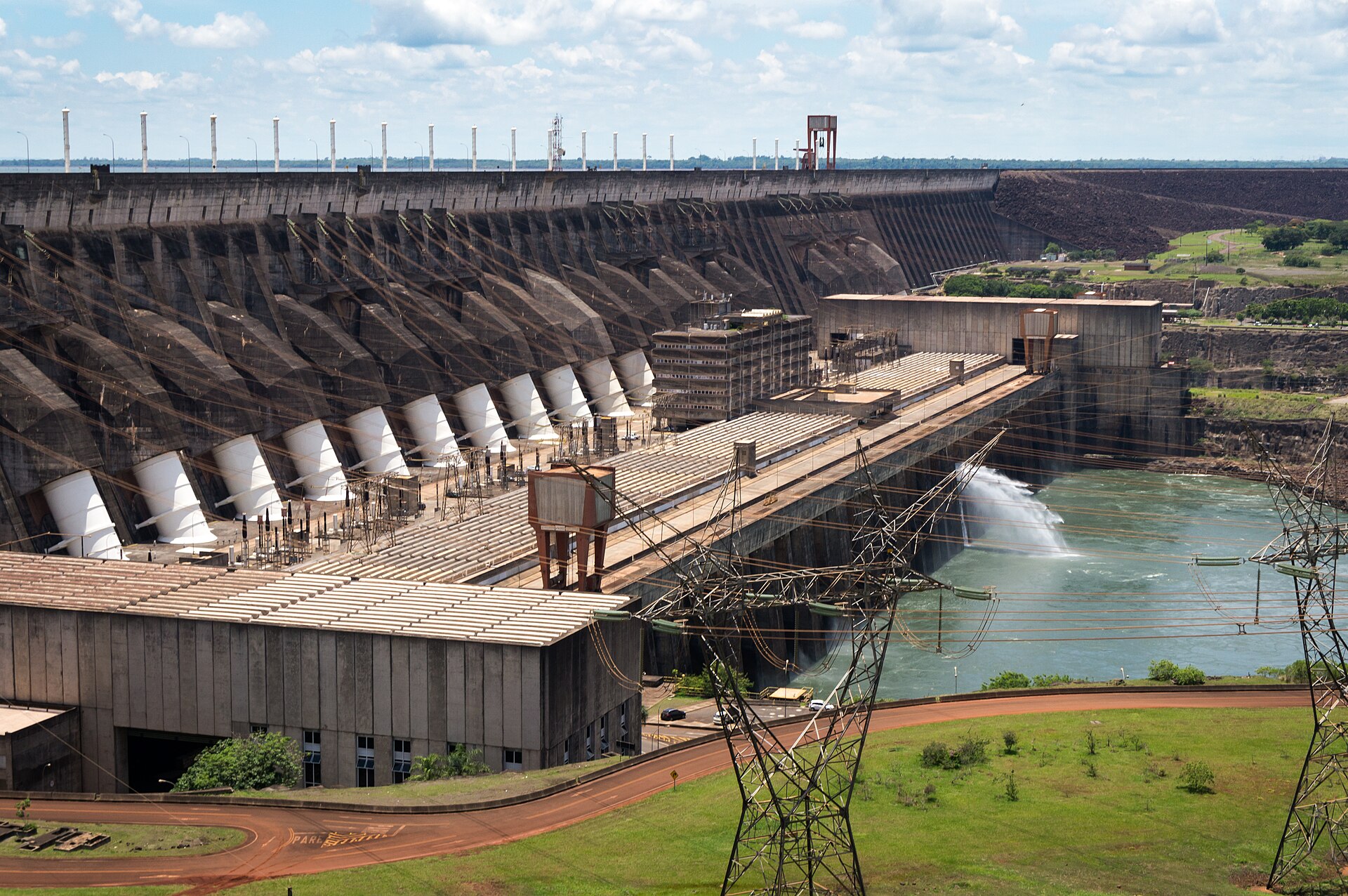 Vertedouro e barragem de Itaipu Binacional