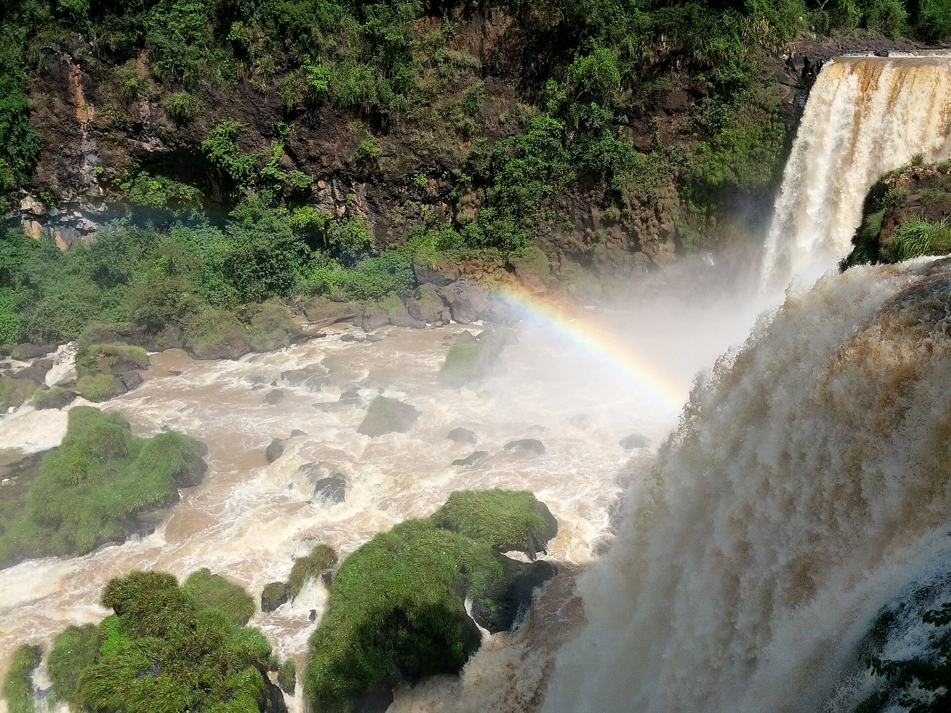 As quedas do Salto del Monday vistas do mirante, em Presidente Franco