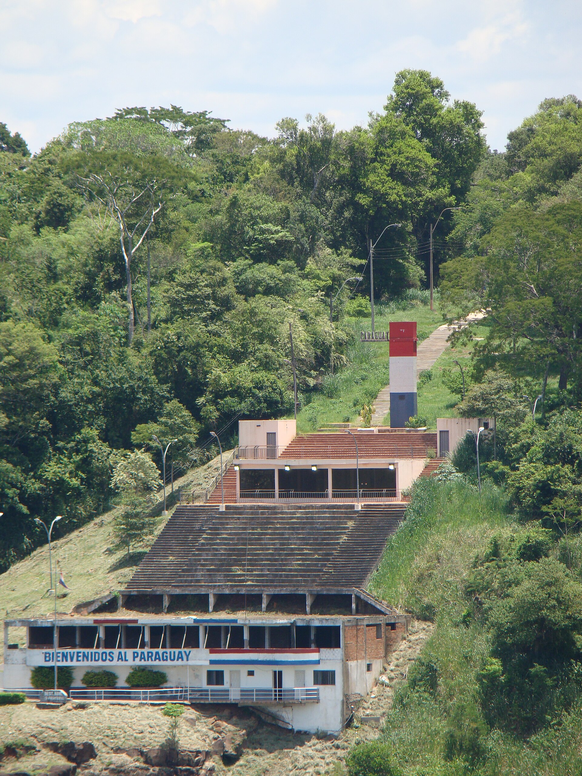 Marco das Três Fronteiras do Paraguai, visto do outro lado do rio a partir de Foz do Iguaçu