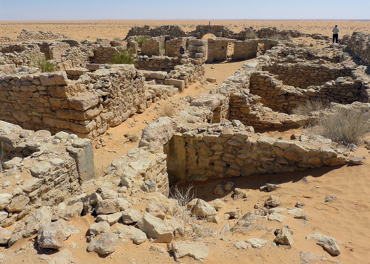 Ruínas do forte romano de Tisavar nas dunas de Ksar Ghilane