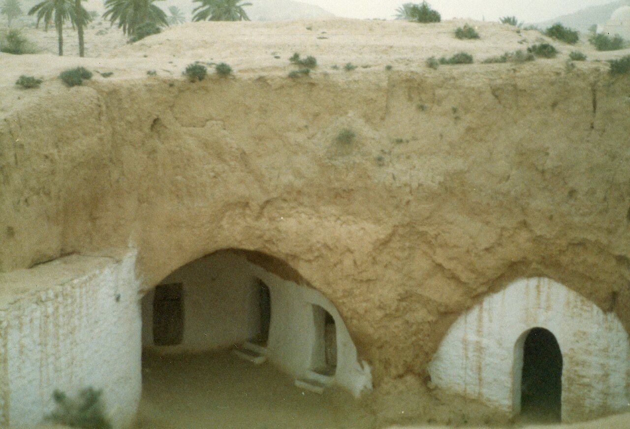Casa troglodita de Matmata escavada no solo, com aberturas de cômodos nas paredes do poço