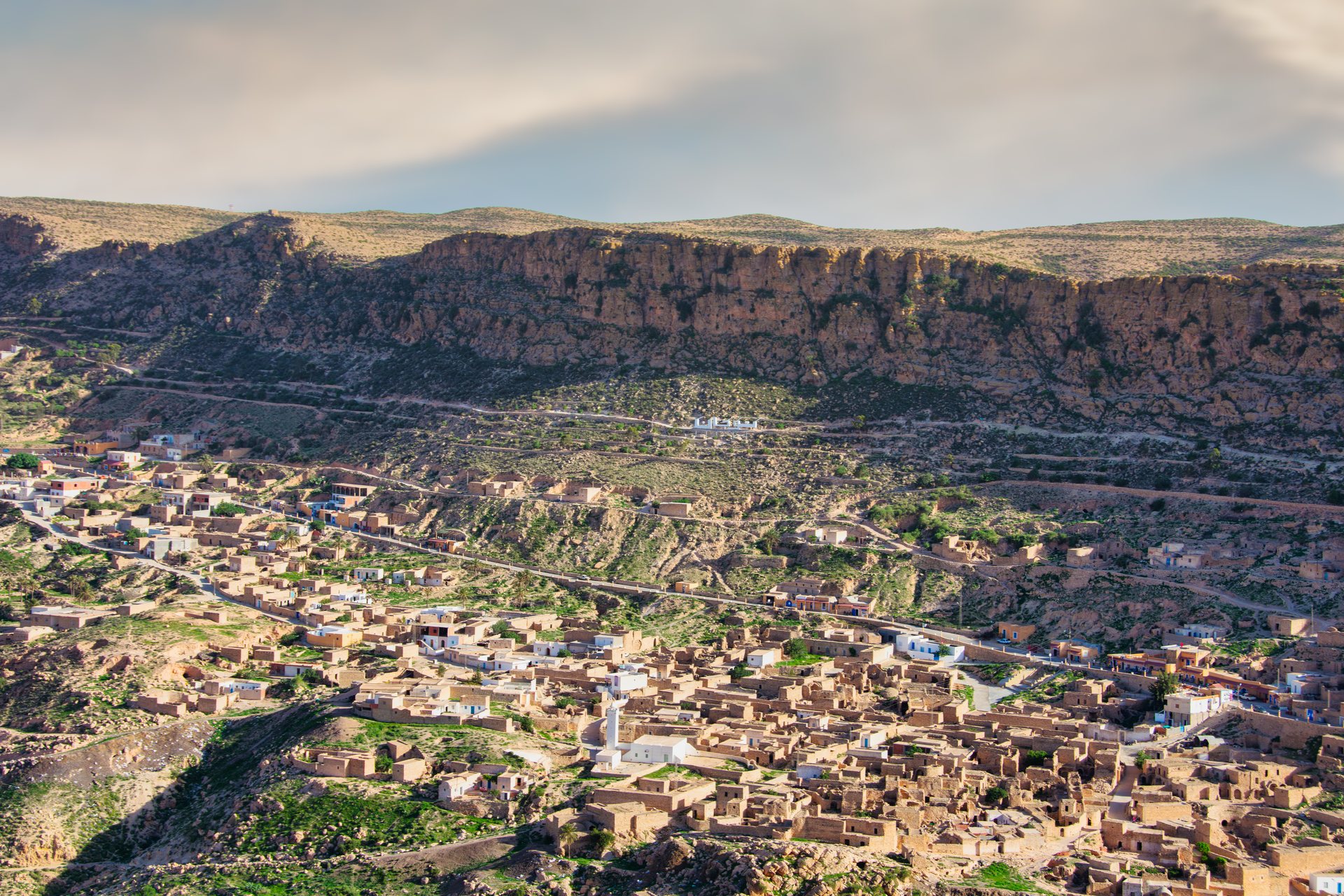 Aldeia berbere de Toujane espalhada pela encosta da montanha