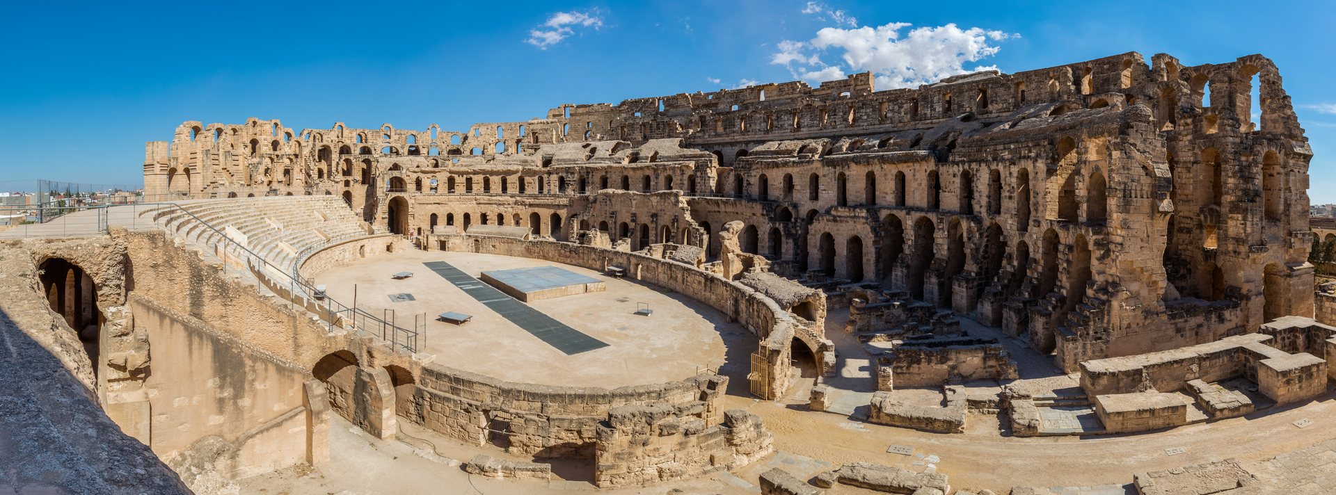 Vista panorâmica do anfiteatro romano de El Jem, com as arquibancadas de pedra em arco e a arena ao centro