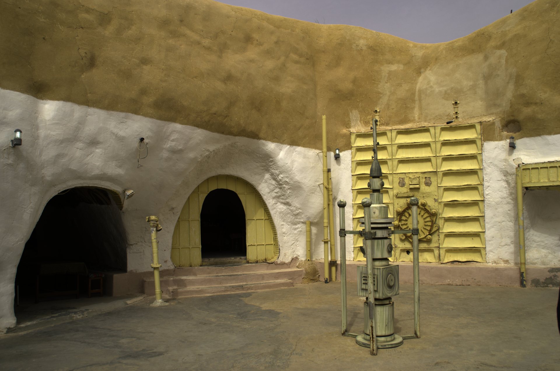 Pátio troglodita do Hotel Sidi Driss em Matmata, cenário de Star Wars, com portas em arco escavadas na rocha