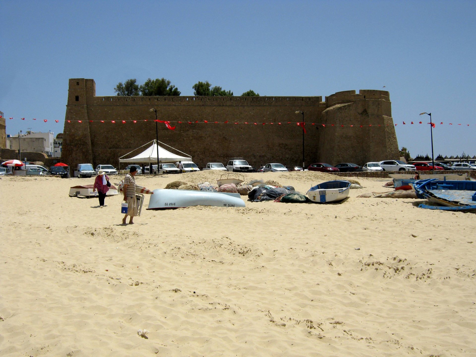 Muralhas da medina de Hammamet sobre a praia, com barcos na areia