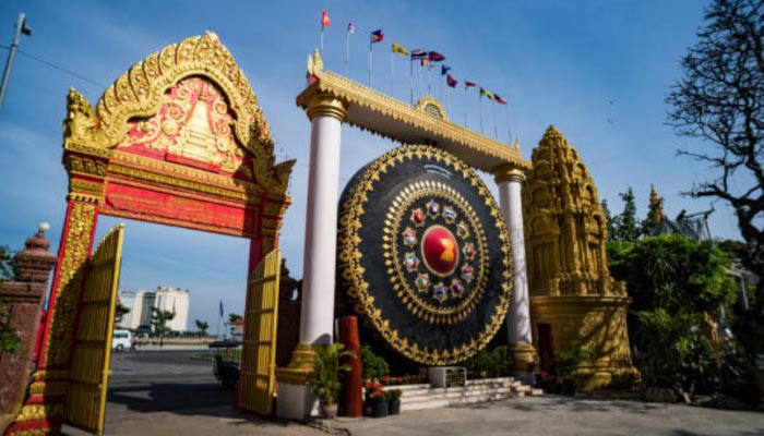 Phnon Penh cidade mais populosa e o principal centro financeiro, corporativo, econômico e político do Camboja
