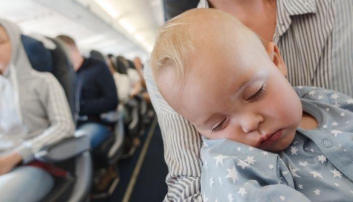 Bebês de até dois anos podem viajar no colo dos pais